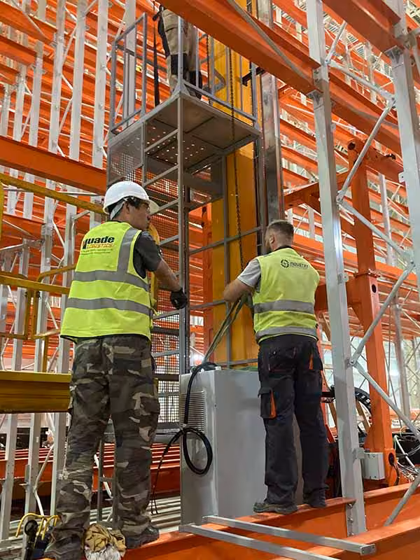 Engineers guide the installation at the stacker warehouse project site