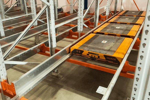 Four way shuttle combined with rail rack