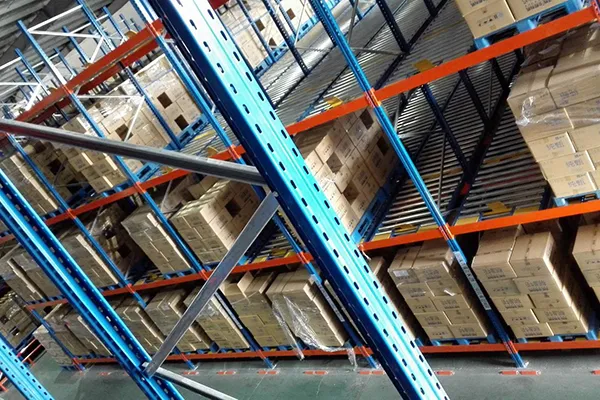 Gravity flow pallet racking system