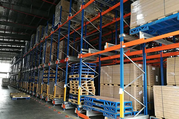 Radio pallet shuttle