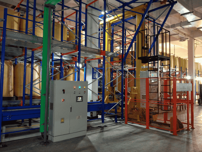 Collaboration between stacker crane and shuttle