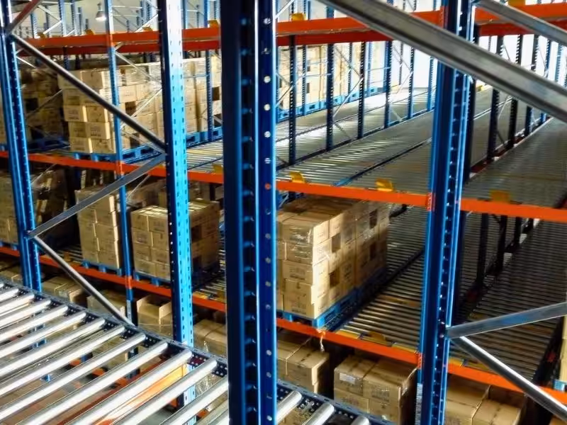 Gravity pallet flow racking