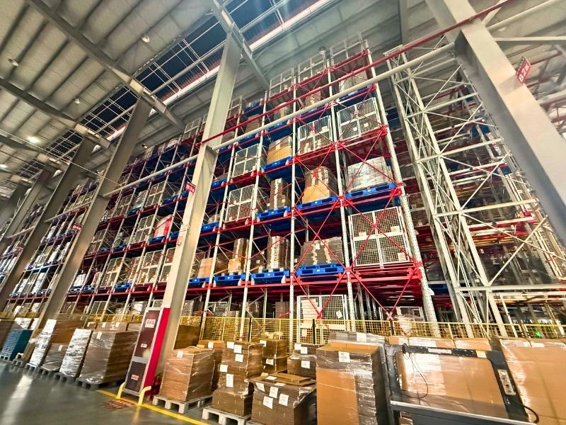 four way shuttle warehouse