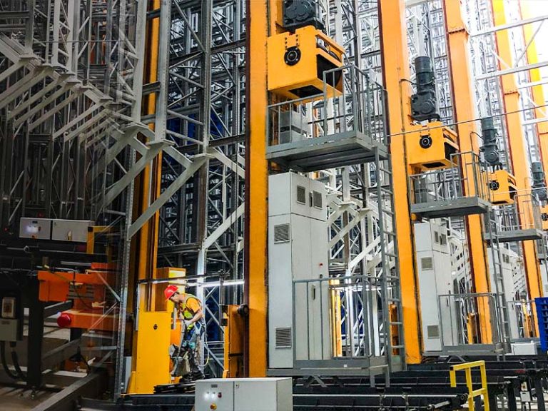 Modern warehouse automation system featuring an ASRS stacker crane operating inside a high-density automated warehouse for intelligent pallet storage and retrieval.