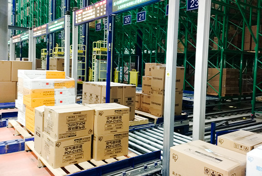 Pallet conveyor line transferring goods between warehouse storage and outbound areas