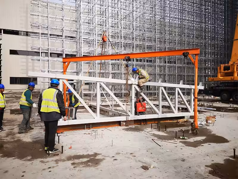 Structural installation process of rack supported warehouse during construction