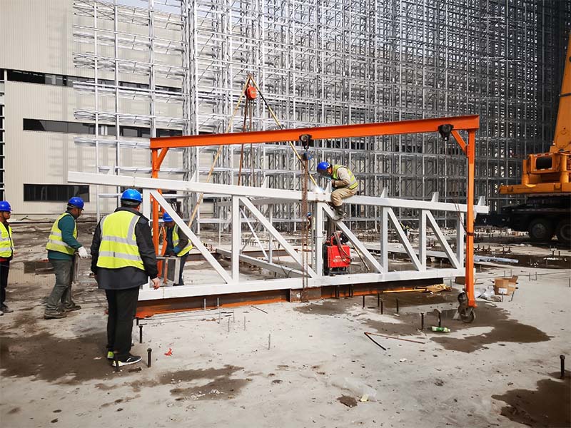 Structural installation process of rack supported warehouse during construction