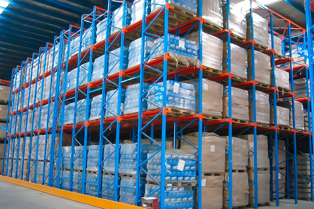 HUAYIDE drive-in pallet racking installed in a cold storage warehouse to maximize pallet storage density and improve space utilization.