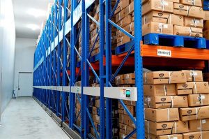 A HUAYIDE cold storage warehouse featuring drive-in pallet racking for high-density frozen product storage