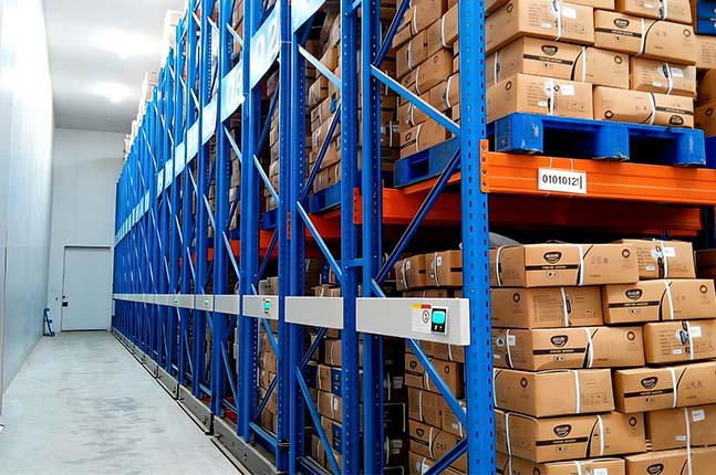 A HUAYIDE cold storage warehouse featuring drive-in pallet racking for high-density frozen product storage