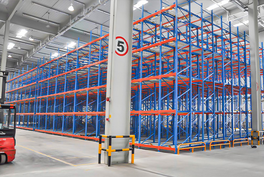 Pallet flow rack system for high-density pallet storage in warehouse