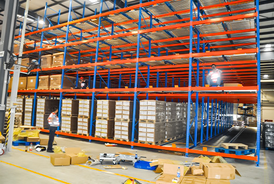 Pallet flow rack integrated with warehouse storage system