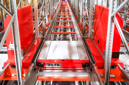 Mother-child shuttle system transferring shuttle vehicles between multiple pallet storage lanes