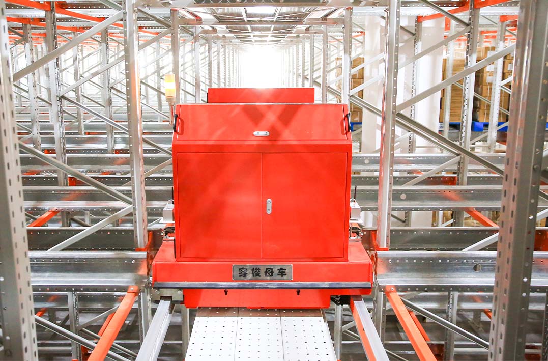 Mother-child shuttle system operating inside a high-density automated warehouse racking system