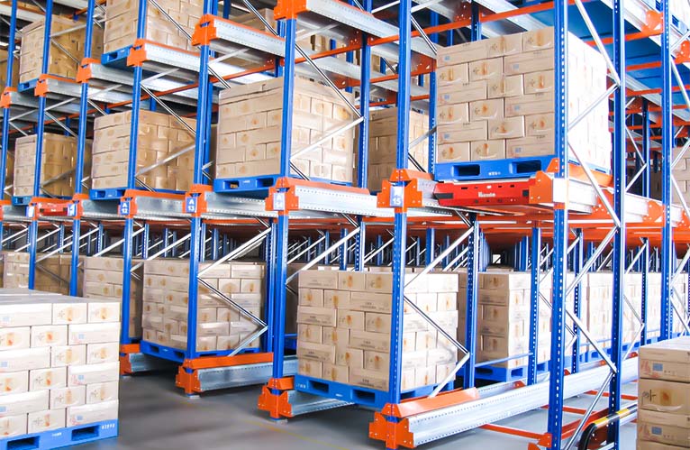 Pallet shuttle system with shuttle vehicle carrying pallet inside warehouse racking