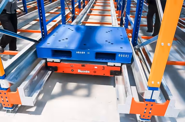 Single-directional pallet shuttle transporting a pallet inside a high-density radio shuttle racking system