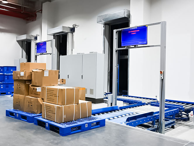 Inbound conveyor line at the entrance of an AS/RS warehouse for garment storage
