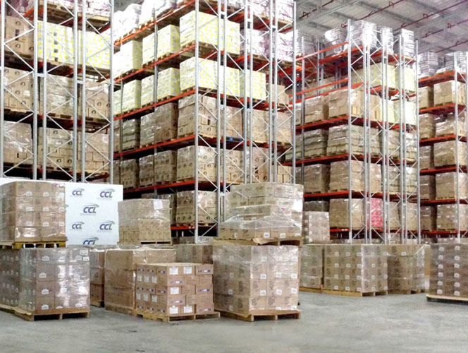 Selective pallet racking with horizontal beams for pallet storage