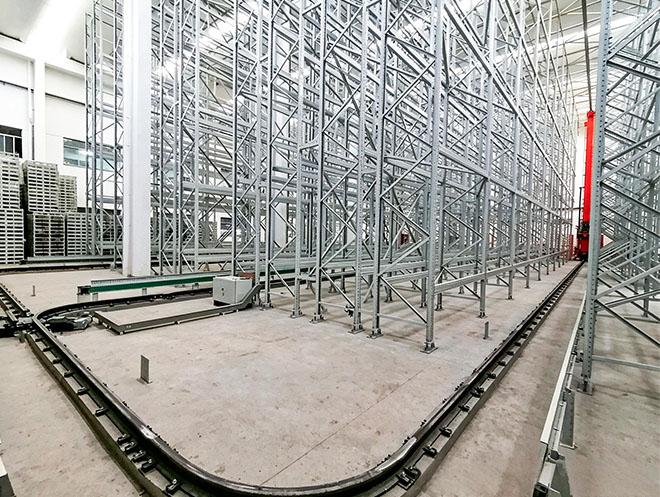 Branch-rail automated stacker and ASRS crane operating on multiple warehouse rail branches