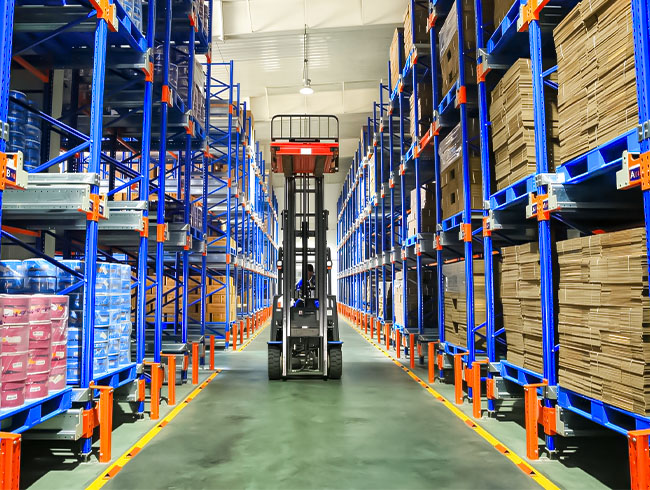 Forklift Handling a Shuttle Vehicle in Shuttle Racking